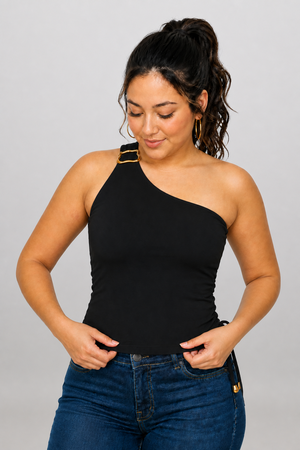 CROP TOP ASIMÉTRICO CON HEBILLA EN HOMBRO