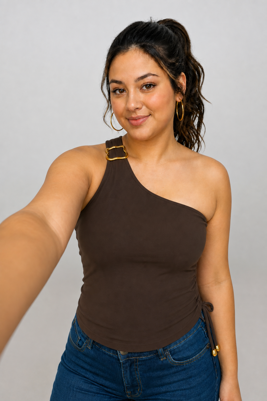 CROP TOP ASIMÉTRICO CON HEBILLA EN HOMBRO