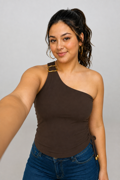 CROP TOP ASIMÉTRICO CON HEBILLA EN HOMBRO