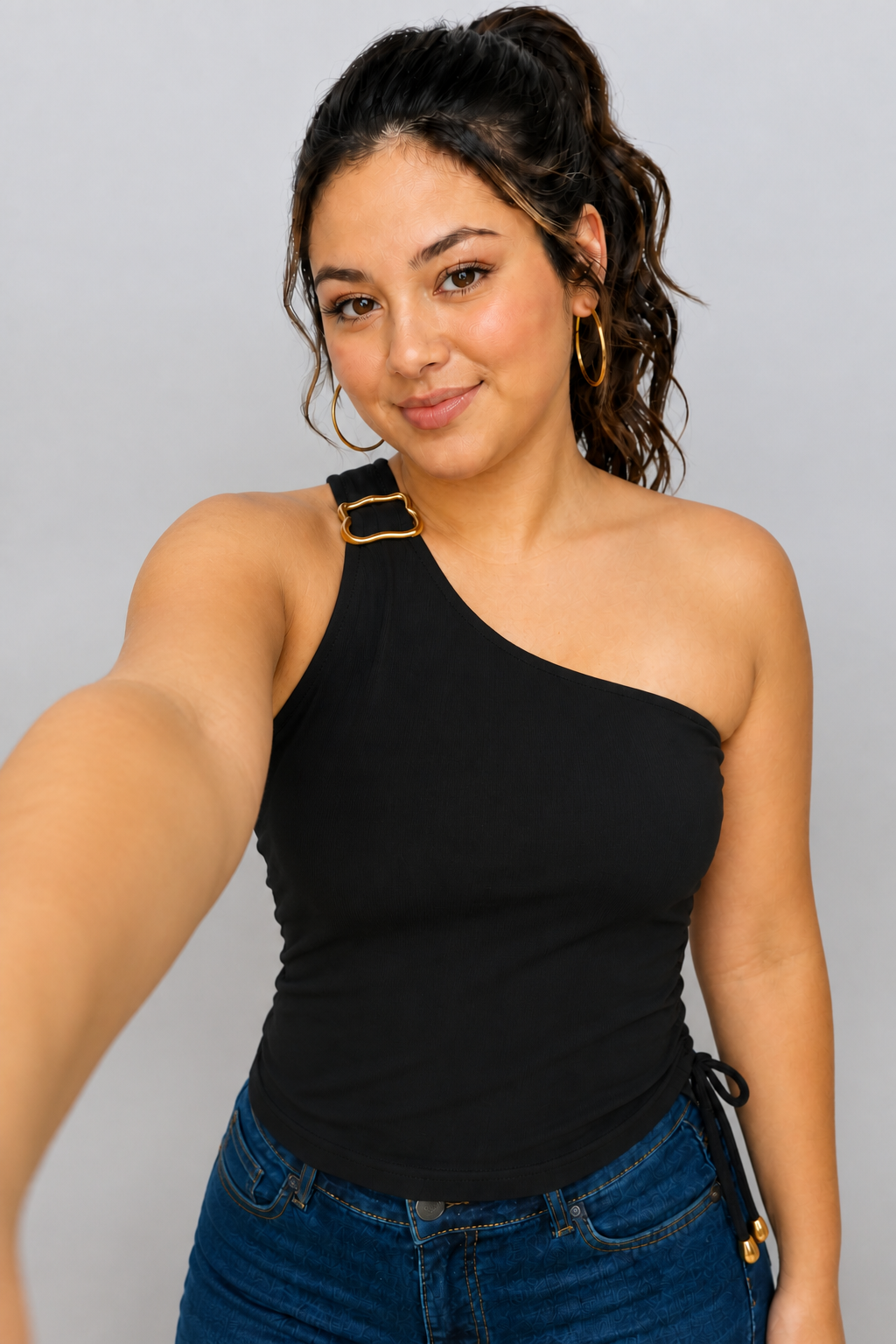 CROP TOP ASIMÉTRICO CON HEBILLA EN HOMBRO